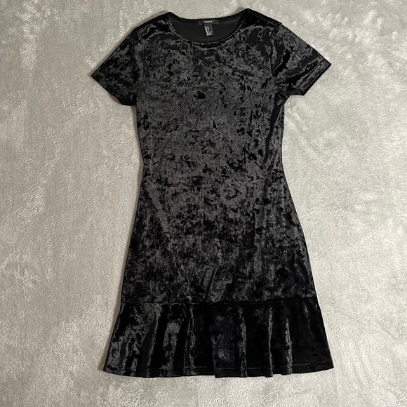 Forever 21 Dresses & Skirts - Forever 21 Black Crushed Velvet Short Sleeve Ruffle Hem Mini Dress Womens (L)